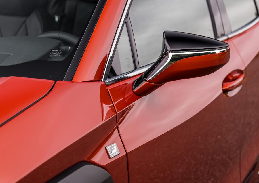 Детали экстерьера Lexus UX250h F-Sport 2018 года  (NA) (фото 10 из 40)